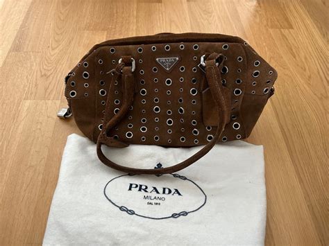 prada tasche braun wildleder|Prada Handtasche Aus Wildleder .